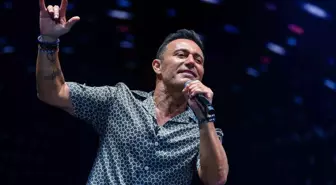 Mustafa Sandal İzmir Enternasyonal Fuarı'nda Coşkulu Bir Konser Verdi