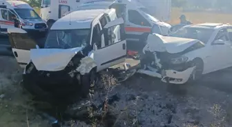 Nevşehir'de Otomobil ile Hafif Ticari Araç Çarpıştı: 14 Yaralı