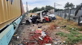 Tekirdağ'da Tren Minibüse Çarptı: Sürücü Yaralandı