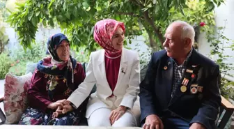 Aile Bakanı Göktaş, 48 yıllık evliliklerini kutladığı Kıbrıs Gazisi çiftini ziyaret etti