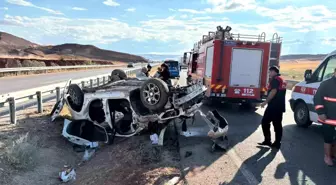 Çorum'da Bariyerlere Çarpan Otomobil Takla Attı: 3 Yaralı