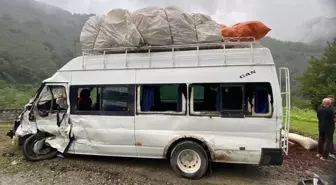 Tirebolu'da Minibüs Kazası: 10 Tarım İşçisi Yaralandı