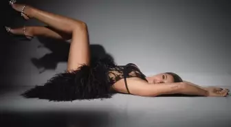 Dantelli elbisesiyle sere serpe uzanan Hadise'den olay pozlar