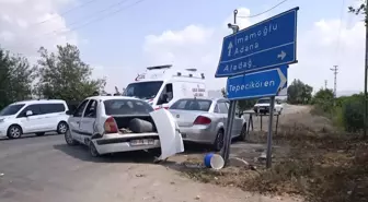 Adana'da Kavşakta İki Otomobil Çarpıştı: Dört Yaralı