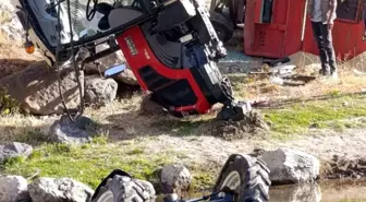 Ağrı'da Traktör Dereye Devrildi, Can Kaybı Yok