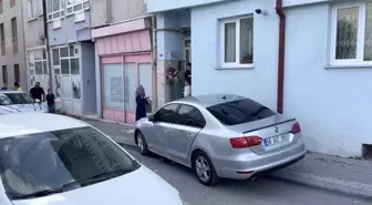 Sivas'ta Kovalamaca Sonrası Binaya Çarpan Otomobil, Sakinleri Korkuttu