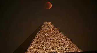 Giza Piramitleri Üzerinde Nadir 'Kanlı Ay' Tutulması