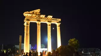 Turistler Apollon Tapınağı'nda Kanlı Ay Tutulmasını İzledi