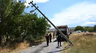 Kırıkkale'de Çöp Kamyonu Elektrik Direğine Çarptı: 2 Yaralı