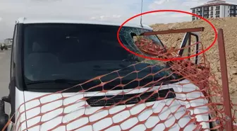 Demir parçası, minibüs sürücüsünün kafasına saplandı