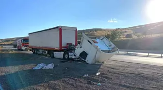 Erzurum'da Trafik Kazasında Yabancı Plakalı Tır İkiye Ayrıldı
