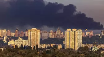 Kiev'deki Hükümet Binasına Rusya'dan Saldırı