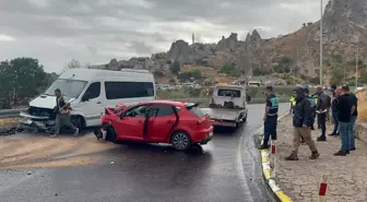 Nevşehir'de Turistleri Taşıyan Minibüs ile Otomobil Çarpıştı: 6 Yaralı