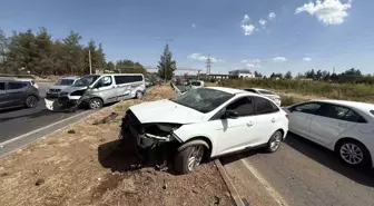 Diyarbakır'da Kontrolsüz Giren Kamyonet Otomobile Çarptı
