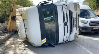 Beykoz'da Hafriyat Kamyonu Devrildi: Sürücü Yaralandı