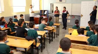 Bingöl'de Jandarma Öğrencilerle İlk Gün Coşkusunu Paylaştı