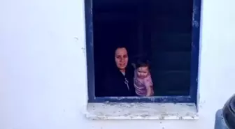 Adana'da Bebeği Mahsur Kalan Anneye İş Makinesiyle Yardım