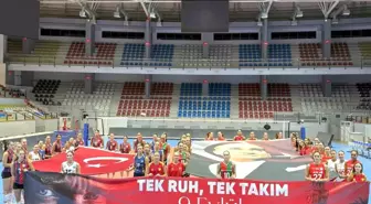 İzmir'in Kurtuluşu 103. Yıldönümünde Kadın Voleybol Takımlarıyla Kutlandı