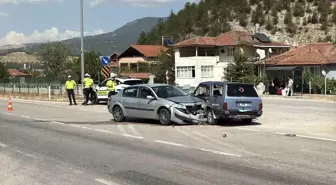 Karabük'te İki Otomobil Çarpıştı: 6 Yaralı