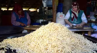 Erzincan'da Kadınlardan Kışlık Gıda Hazırlıkları İmece Usulü Devam Ediyor