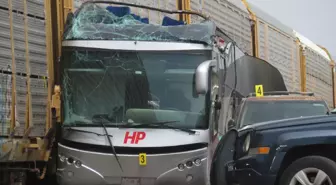 Meksika'da Tren Otobüse Çarptı: 10 Ölü, 61 Yaralı