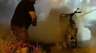 Bacağındaki Alçıya Rağmen Motosiklet Yangınını Söndürmeye Çalıştı