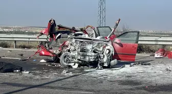 Niğde'de TIR'a Çarpan Otomobildeki Kaza: 2 Ölü, 3 Yaralı