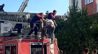 Burdur'da Apartman Çatısında Yangın Çıktı: Mahsur Kalan İşçi Kurtarıldı