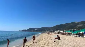 Eylül Ayında Tatilciler Kleopatra Plajı'nı Doldurdu