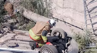 Hatay'da Kontrolden Çıkan Otomobil Menfeze Devrildi, Sürücü Yaralandı
