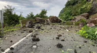 Artvin'de heyelan; kapanan Karadeniz Sahil Yolu ulaşıma açıldı (2)