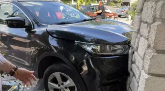 Avcılar'da Gaz Pedalı Takılı Kalan Otomobil Kaza Yaptı