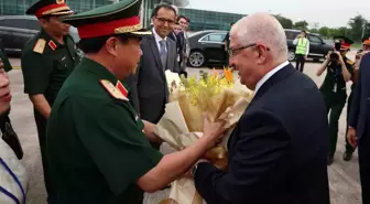Savunma Bakanı Yaşar Güler, Vietnam'a Resmi Ziyarette Bulundu