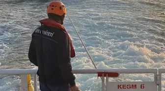 Çanakkale Boğazı'nda Sürüklenen Tekne Kurtarıldı