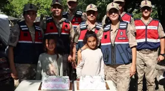 Jandarma Ekiplerinden Miniklere Doğum Günü Sürprizi