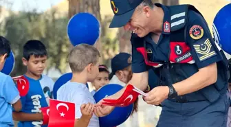 Jandarma, Öğrencilere Bayrak ve Hediyelerle Ziyarette Bulundu