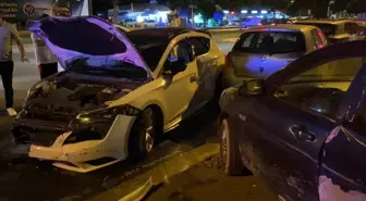 Kartal'da Kontrolden Çıkan Otomobil Park Halindeki Araçlara Çarptı: 2 Yaralı
