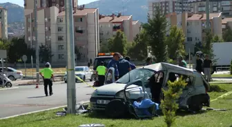 Kayseri'de Trafik Kazası: 2 Ölü, 3 Yaralı