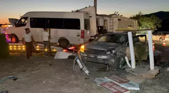 Adıyaman'da Minibüs ve Otomobil Çarpıştı: 12 Yaralı