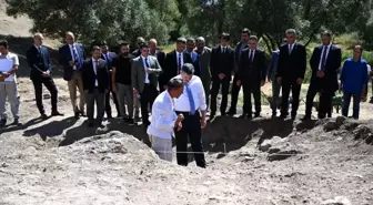 Vali Çiftçi, 5 Bin Yıllık Hınıs Parmaksız Kale Höyüğü'nü Ziyaret Etti