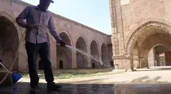 Engelli Hüseyin Kaya, Sultanhanı'nın Temizliğini 20 Yıldır Gönüllü Olarak Yapıyor