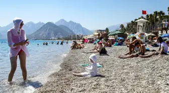 Antalya'da 'Sarı Yaz' Keyfi: Eylülde Sıcak Hava ve Yoğun Plaj Ziyareti