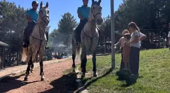 Elazığ'da Atlı Jandarma Birlikleri Tarihi Harput Mahallesi'nde Görevde