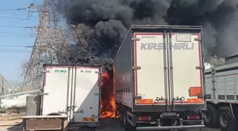 İzmir'de TIR Garajında Yangın Çıktı