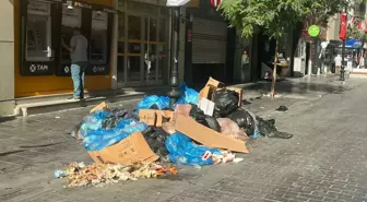 Karşıyaka'da İşçiler Grevde, Şehir Çöp İçinde Kaldı