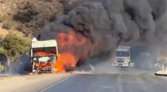 Hatay'da Seyir Halindeki TIR Alev Aldı