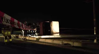 Tuzla'da Kamyonet Aydınlatma Direğine Çarptı: 2 Yaralı