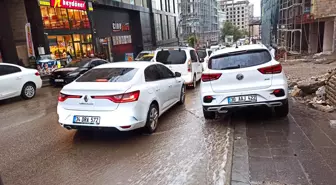 Van'da Aniden Bastıran Yağmur Cadde ve Sokakları Göle Döndürdü