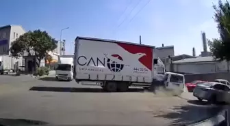 İstanbul'da Kamyonun Yandan Çarptığı Hafif Ticari Araçta 2 Yaralı