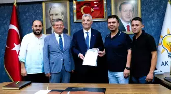 Ticaret Bakanı'na Buldan Bezi Gömlek Hediye Edildi